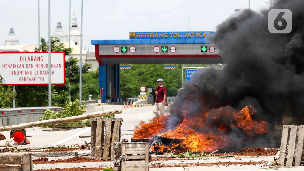 Tuntut Penyelesaian Pembayaran, Warga Blokir Tol Jatikarya dengan Pohon dan Bakar Ban