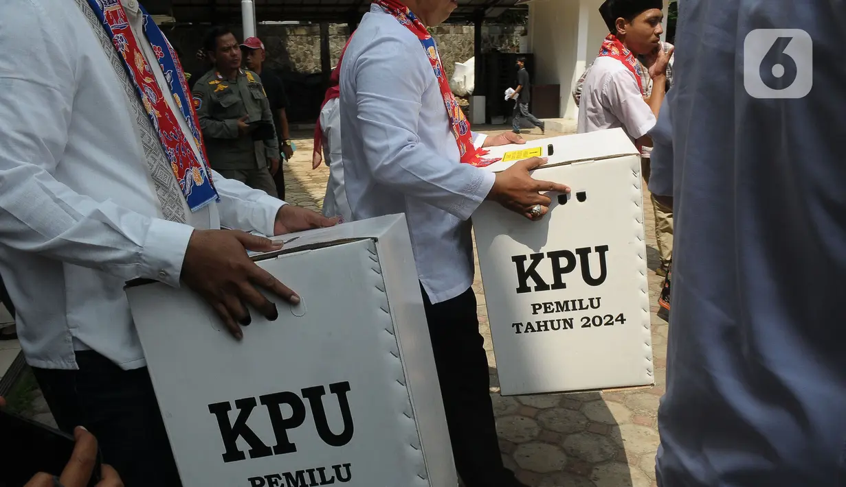 Dalam simulasi ini, terdapat tujuh orang orang yang berperan sebagai kelompok Penyelenggara Pemungutan Suara (KPPS) dan ada juga berperan sebagai saksi. (merdeka.com/Imam Buhori)