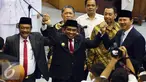 Gubernur dan Wakil Gubernur DKI Jakarta Basuki Tjahaja Purnama (kanan), Djarot Syaiful Hidayat (kiri), mengangkat tangan bersama Plt Gubernur DKI Jakarta, Soni Sumarsono (tengah) di Acara Peresmian Pelaksana Tugas Gubernur. (Liputan6.com/Johan Tallo)