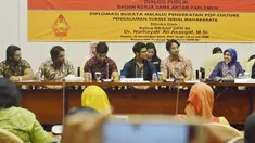 Dr. Nurhayati Ali Assegaf. M.Si (kanan) menjawab pertanyaan dalam Dialog Publik di Gedung Nusantara III DPR RI, Senayan, Jakarta, Kamis (18/12/2014). (Liputan6.com/Andrian M Tunay)