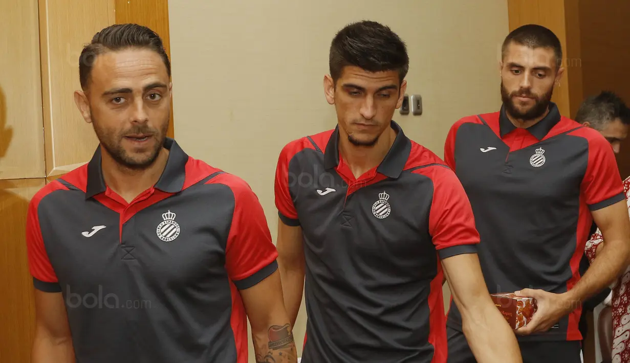 Sejumlah pemain RCD Espanyol saat berkunjung ke Balai Kota, Jakarta, Rabu (19/7/2017). Kedatangan RCD Espanyol ke Jakarta untuk melakukan laga persahabatan melawan Persija. (Bola.com/M Iqbal Ichsan)