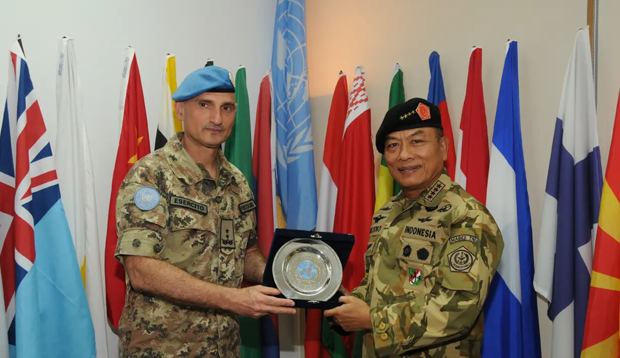 Force Commander Unifil Mayjen Luciano Portolano memberikan cinderamata kepada  Panglima TNI Jenderal TNI Dr. Moeldoko, Lebanon, Minggu (12/4/2015). (Dok.TNI)