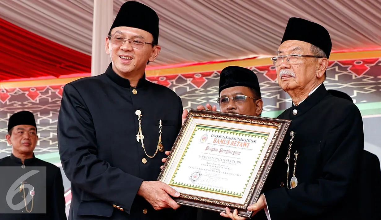 Gubernur DKI Jakarta Basuki Tjahaja Purnama menerima piagam penghargaan dari Bamus Betawi atas disahkannya perda tentang pelestarian kebudayaan Betawi, Jakarta, Minggu (23/8/2015). (Liputan6.com/Yoppy Renato)