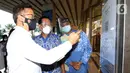 Menteri Kesehatan Budi Gunadi Sadikin didampingi Wakil Dirut APL Noer Indradjaja saat check in scan QR Code dengan aplikasi PeduliLindungi di Central Park Mall Jakarta Barat (22/8/2021). Aplikasi tersebut merupakan syarat untuk masuk ke Mal bagi pengunjung yang telah vaksin. (Liputan6.com/HO/Ading)