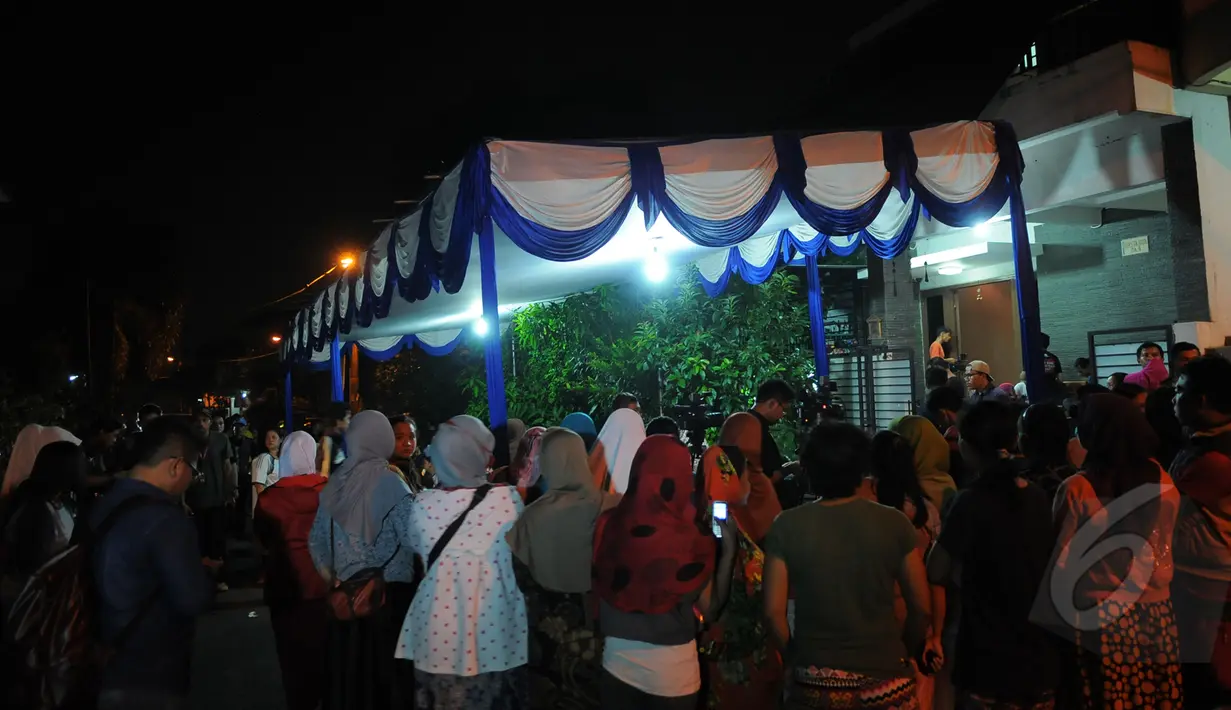 Suasana kediaman Olga Syahputra di Jalan Kresna Raya no. 4 Duren Sawit, Jakarta Timur, Jumat (27/3/2015). Warga mulai berdatangan untuk mengucapkan belasungkawa (Liputan6.com/Faisal R Syam)