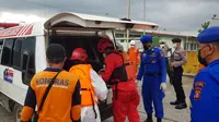 Tim SAR mengevakuasi jasad korban dari perairan Kutai Kartanegara.