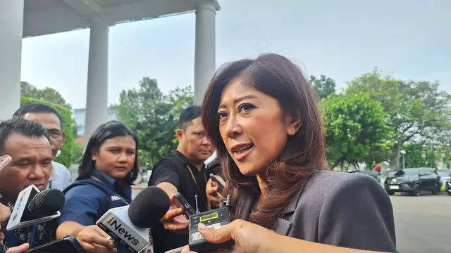 Menteri Komunikasi dan Digital (Menkomdigi) Meutya Hafid di Kompleks Istana Kepresidenan Jakarta, Jumat (1/11/2024) (Liputan6.com/Lizsa Egeham)