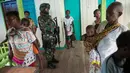 Seorang perwira militer berjaga di klinik setempat di desa Ayam distrik Asmat, di provinsi Papua Barat (26/1). Menurut Komandan Korem 174/ATW Merauke ini, jumlah anak yang meninggal akibat wabah campak dan gizi buruk tercatat 70 orang. (AFP/Bay Ismoyo)