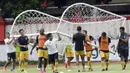 Para pemain Bhayangkara FC mengangkat gawang usai latihan jelang laga Piala Indonesia 2019 di Stadion PTIK, Jakarta, Kamis (31/1). Bhayangkara FC akan berhadapan dengan PSBL Langsa. (Bola.com/M. Iqbal Ichsan)