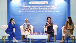 Seminar nasional “From Fragile Beginnings to Strong Futures: Advancing Nutrition for Premature Infants” menghadirkan Spesialis Anak dan Neonatologi RSCM Prof. Dr. dr. Rinawati Rohsiswatmo, Sp.A, Subsp. Neo. (kedua kanan) dan Ahli Tumbuh Kembang Pediatri RSCM Dr.dr. Bernie Endyarni Medise, Sp.A (K), MPH (kedua kiri) yang membahas pentingnya perawatan dan gizi optimal sejak hari pertama kehidupan. Arumi Bachsin, aktris sekaligus ibu, turut berbagi pengalaman sebagai ibu dari bayi prematur dengan harapan dapat memberi semangat bagi para orang tua lainnya.