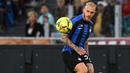 Federico Dimarco merupakan salah satu pemain yang menonjol di Liga Italia musim 2023/2024. Bersama Inter Milan dia telah bermain 16 kali dengan 2 gol dan empat assist. Bermain di posisi bek kiri, Dimarco merupakan salah satu pemain yang dibutuhkan sejumlah tim Liga Inggris untuk menambah daya serang. (AFP/Vicenzo Pinto)