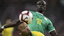 Penyerang Senegal, Sadio Mane berebut bola dengan pemain Brasil Gabriel Jesus pada pertandingan persahabatan di Stadion Nasional di Singapura (10/10/2019). Brasil bermain imbang dengan Senegal 1-1. (AFP Photo/Roslan Rahman)