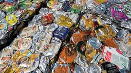 Kaleng aluminium yang dipadatkan di sebuah pusat limbah di Kamikatsu, Prefektur Tokushima, 14 Maret 2019. Sehari-harinya penduduk kota di barat daya Jepang ini dihadapkan dengan 45 kategori sampah, mulai dari kaleng alumunium, kaleng besi, botol kaca, sampai kertas brosur. (Kazuhiro NOGI/AFP)