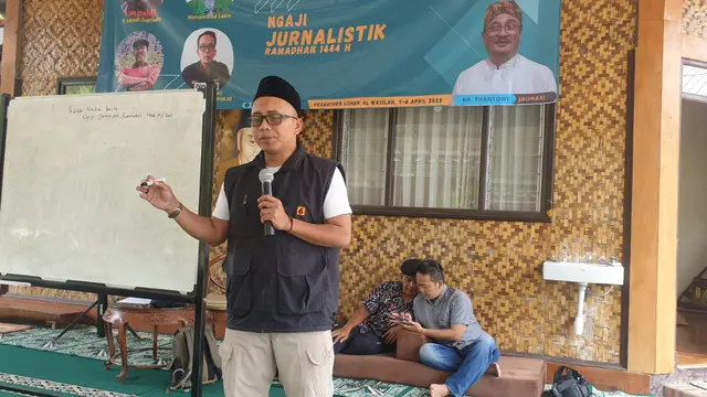 Ketua Pelaksana sekaligus pengurus LTNU PCNU Garut, Jayadi Supriyadin, tengah memberikan materi kelas menulis naskah cetak dalam kegiatan Ngabuburit Ngaji Jurnalistik, Ramadan 1444 H/2023. (Liputan6.com/Jayadi Supriadin)