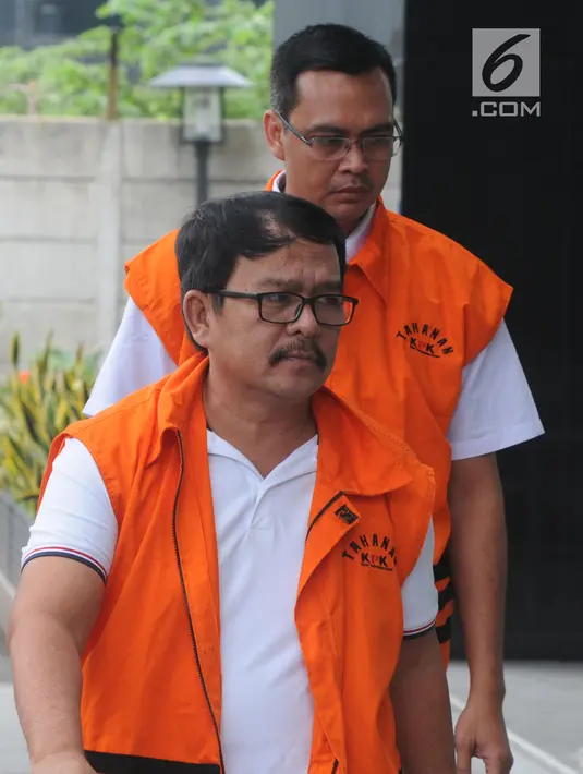 Bupati Labuhanbatu nonaktif Pangonal Harahap dan pihak swasta Ali Murtopo tiba di gedung KPK, Jakarta, Senin (11/12). Ali Murtopo diperiksa terkait dugaan proyek di Dinas Pendidikan di Kab Malang pada tahun anggaran 2011. (Merdeka.com/Dwi Narwoko)