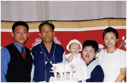 Keluarga kandung Nathan. | Foto: copyright boredpanda.com