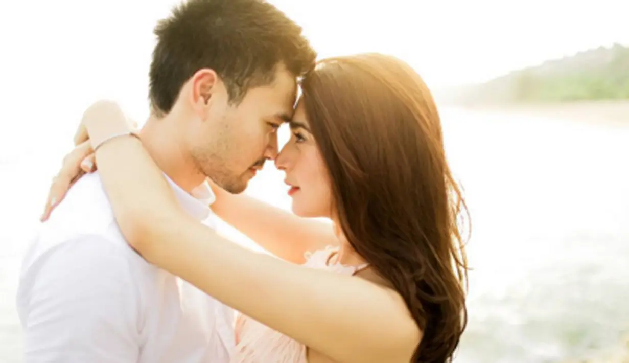 Selayaknya dua insan yang dimabuk cinta, Nabila Syakieb dan lelaki yang telah menjadi imam baginya ini saling bertatapan penuh cinta. Seperti diketahui, awal perkenalan Nabila dan Reshwara berangkat dari hobi yang sama, berkuda. (via instagram/@donnywg)