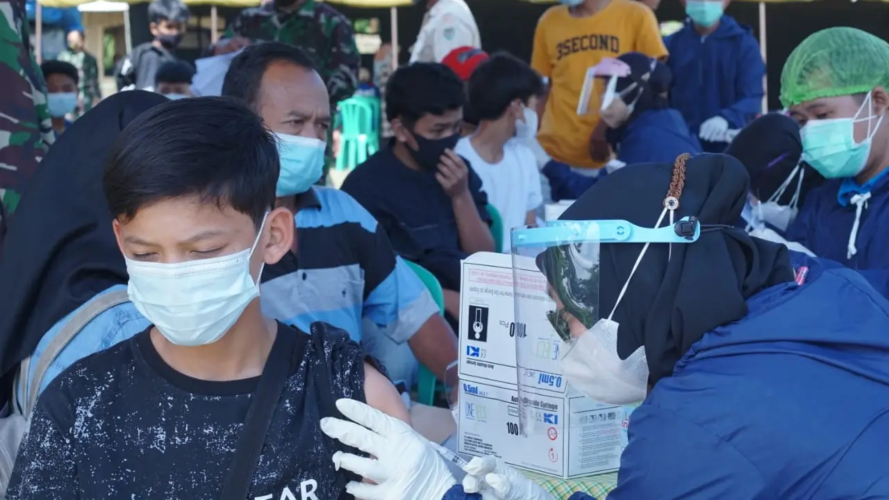Humanity First bersama Pemerintah Desa Tenjowaringin, Kodim 0612 Tasikmalaya dan Dinas Kesehatan Kabupaten Tasikmalaya, Jawa Barat mengadakan kegiatan vaksinasi masal bagi warga desa.