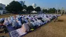 Umat Islam melaksanakan Shalat Istisqa di halaman Mesjid Al Azhar, Jakarta, Selasa, 1 September 2026. (KLY/ Arie Basuki).