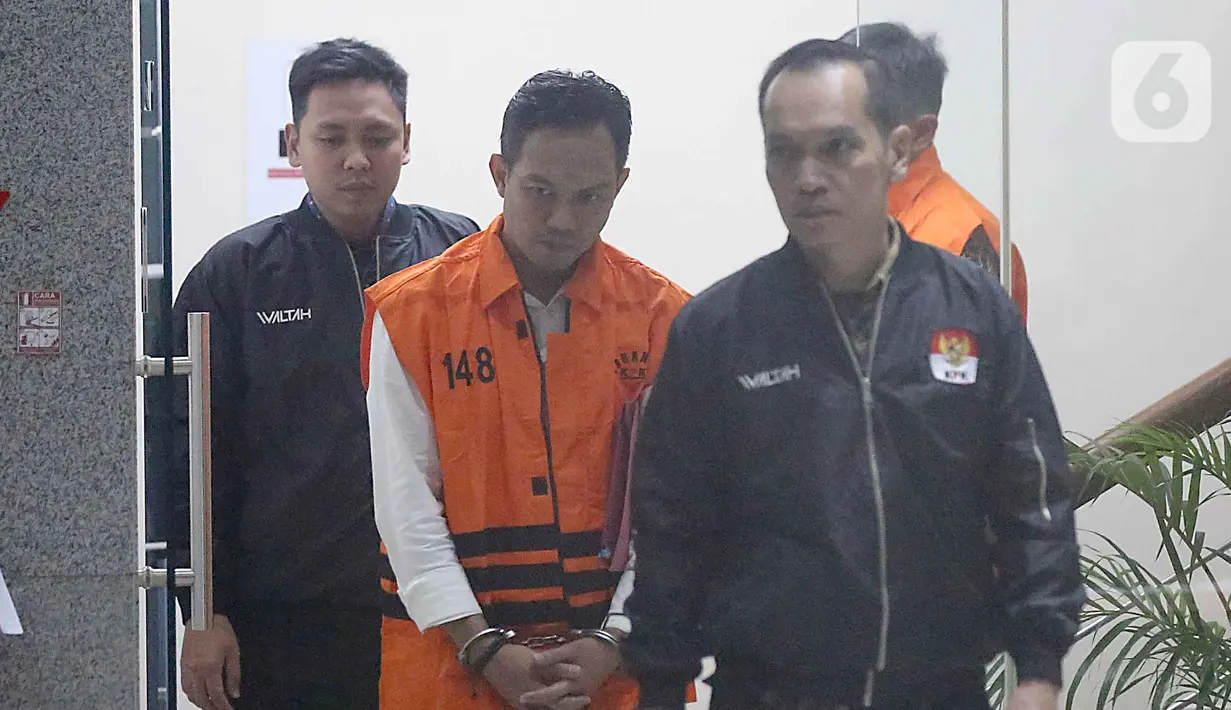 Bupati Cilacap, Jawa Tengah, Syamsul Auliya Rachman saat digiring petugas menuju mobil tahanan di Gedung Merah Putih Komisi Pemberantasan Korupsi (KPK), Jakarta, Sabtu (14/3/2026). Komisi Pemberantasan Korupsi (KPK) resmi menahan dua tersangka terkait dugaan pemerasan dan penerimaan lainnya di lingkungan Pemerintah Kabupaten Cilacap, Jawa Tengah. (Liputan6.com/Helmi Fithriansyah)