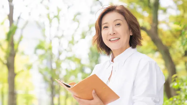 perempuan orang tua tersenyum sehat