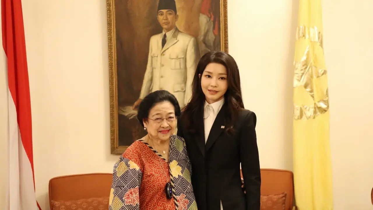Presiden ke-5 RI Megawati Soekarnoputridan Ibu Negara Korea Selatan (Korsel) Kim Keon Hee di Istana Batu Tulis