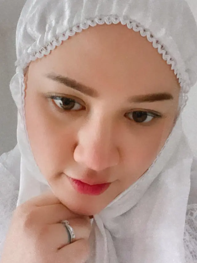 5 Potret Happy Asmara Pakai Hijab Warna Putih, Aura Terpancarkan