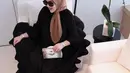 Syahrini yang telah lama memutuskan mantap berhijab, tampil dengan gamis hitam polos. Penampilannya dipadukan dengan hijab cokelat, legging yang juga berwarna hitam, sunglasses, dan open-toe heels putih yang cantik. [Foto: Instagram/princessyahrini]