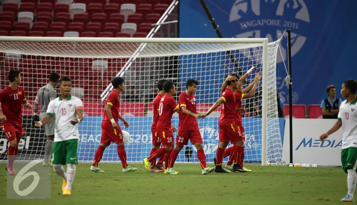 Sejumlah pemain Vietnam bersorak usai menjebol gawang Indonesia di laga perebutan tempat ketiga Sepak Bola SEA Games 2015 di National Stadium Singapura, Senin (15/6/2015). Indonesia kalah 0-5. (Liputan6.com/Helmi Fithriansyah)