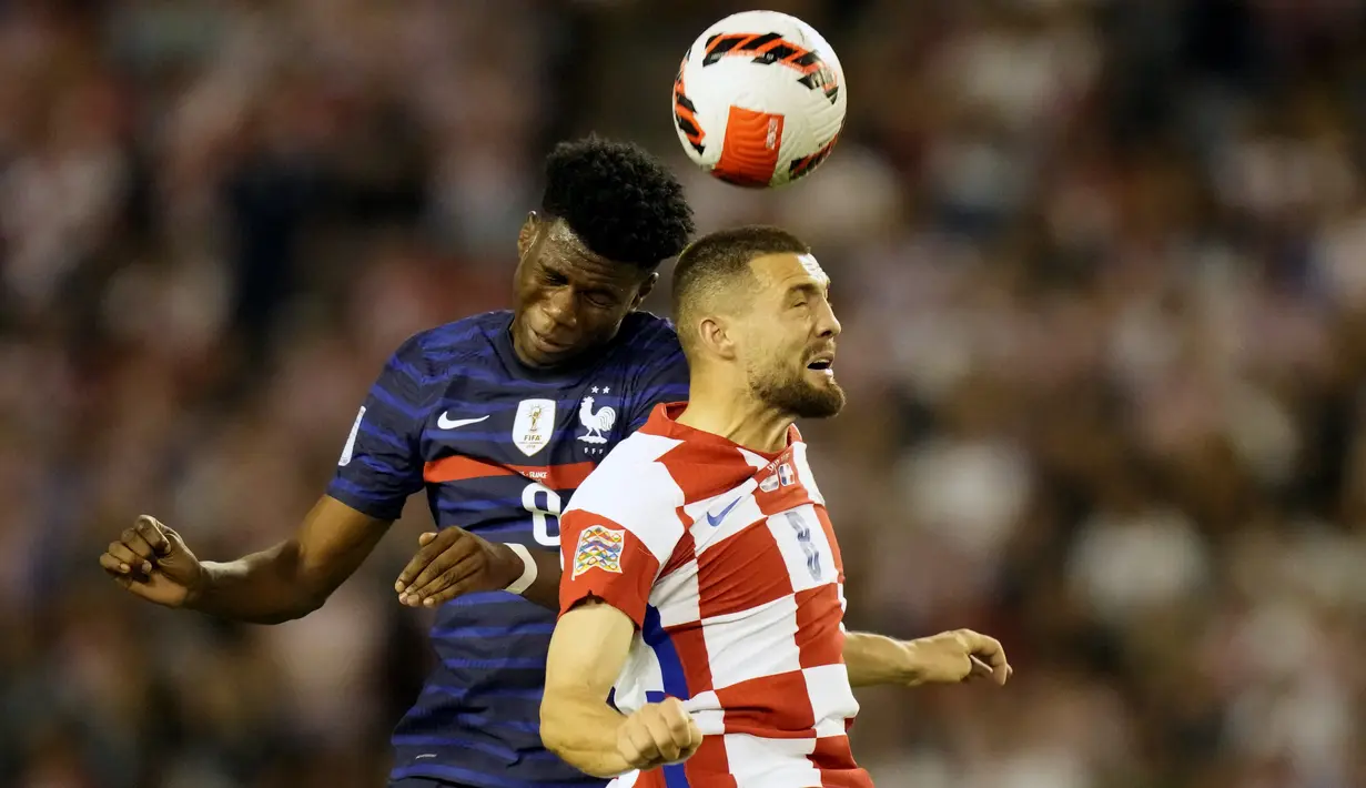 Gelandang Prancis, Aurelien Tchouameni berebut bola udara dengan gelandang Kroasia, Mateo Kovacic selama pertandingan UEFA Nations League di stadion Poljud, di Split, Kroasia, Selasa (7/6/2022). Prancis bermain imbang dengan Kroasia 1-1.  (AP Photo/Darko Bandic)
