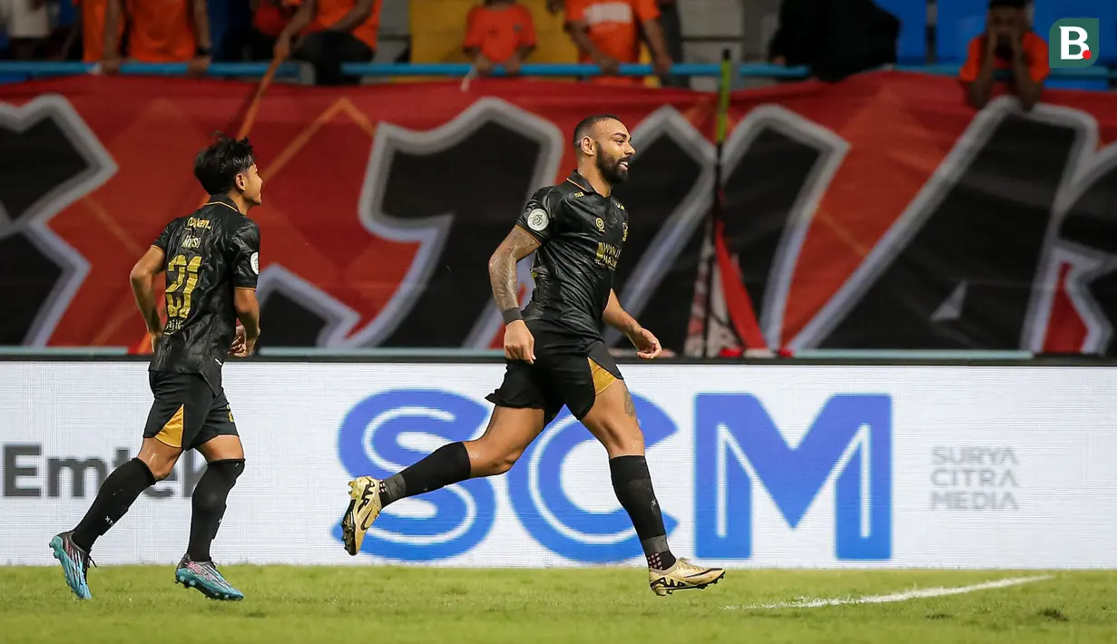 <p>Selebrasi pemain Madura United, Dalberto (kanan) setelah mencetak gol penyeimbang 1-1 ke gawang Borneo FC pada laga leg kedua semifinal Championship Series BRI Liga 1 2023/2024 di Stadion Batakan, Balikpapan, Kalimantan Timur, Minggu (19/5/2024). (Bola.com/Bagaskara Lazuardi)</p>