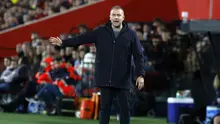 Pelatih Barcelona, Hansi Flick memberikan instruksi kepada timnya saat laga lanjutan Liga Spanyol 2024/2025 melawan Mallorca di Stadion Mallorca Son Moix, Mallorca, Spanyol, Rabu (04/12/2024) dini hari WIB. (AFP/Jaime Reina)
