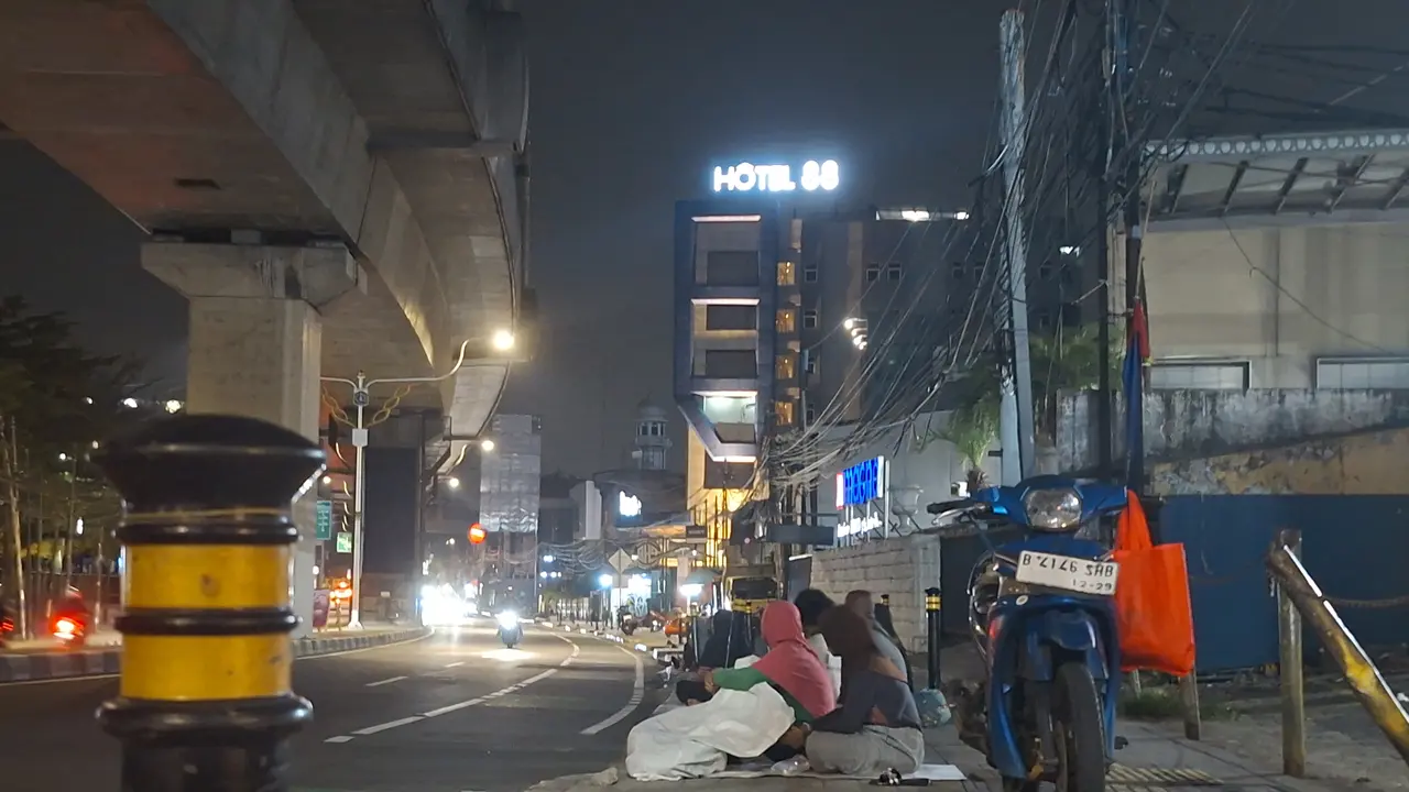 tuna wisma di Jalan Panglima Polim menunggu kedatangan sosok Pak Haji yang membagi uang