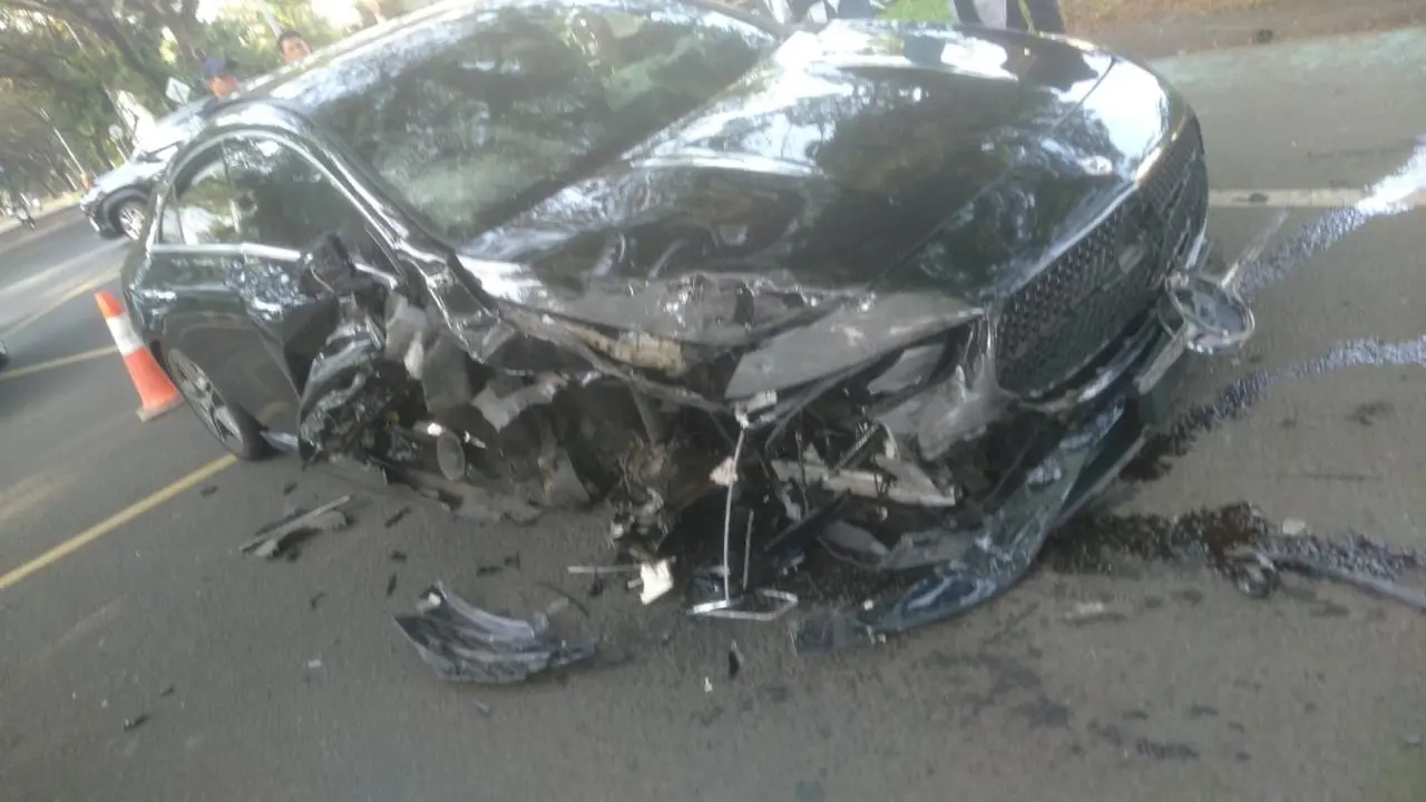 Kecelakaan Mercy Adu Banteng dengan Xpander di Tangsel