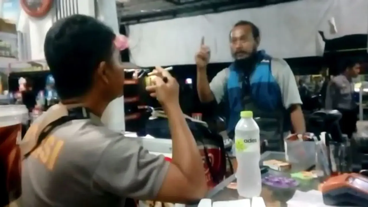 Polisi meringkus pria gangguan jiwa yang mengamuk dengan parangnya. (Foto: Liputan6.com/Polres Kebumen/Muhamad Ridlo)