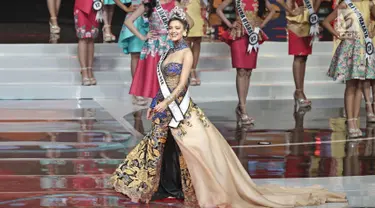 Miss Universe 2017 Demi-Leigh Nel-Peters saat tampil menghadiri malam puncak pemilihan  Puteri Indonesia 2018 di JCC, Jakarta, Jumat (9/3). Demi Leigh tampil cantik mengenakan busana rancangan Intan Avantie. (Liputan6.com/Herman Zakharia)