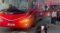 Seorang suporter Crystal Palace dengan sengaja menghalangi bus tim ofisial Liverpool saat meninggalkan Stadion Selhurst Park seusai pertandingan pekan 6 Liga Inggris 2025/2026, Sabtu (27/9/2025) malam WIB. (Bola.com/Dok. Twitter@FBAwayDays)