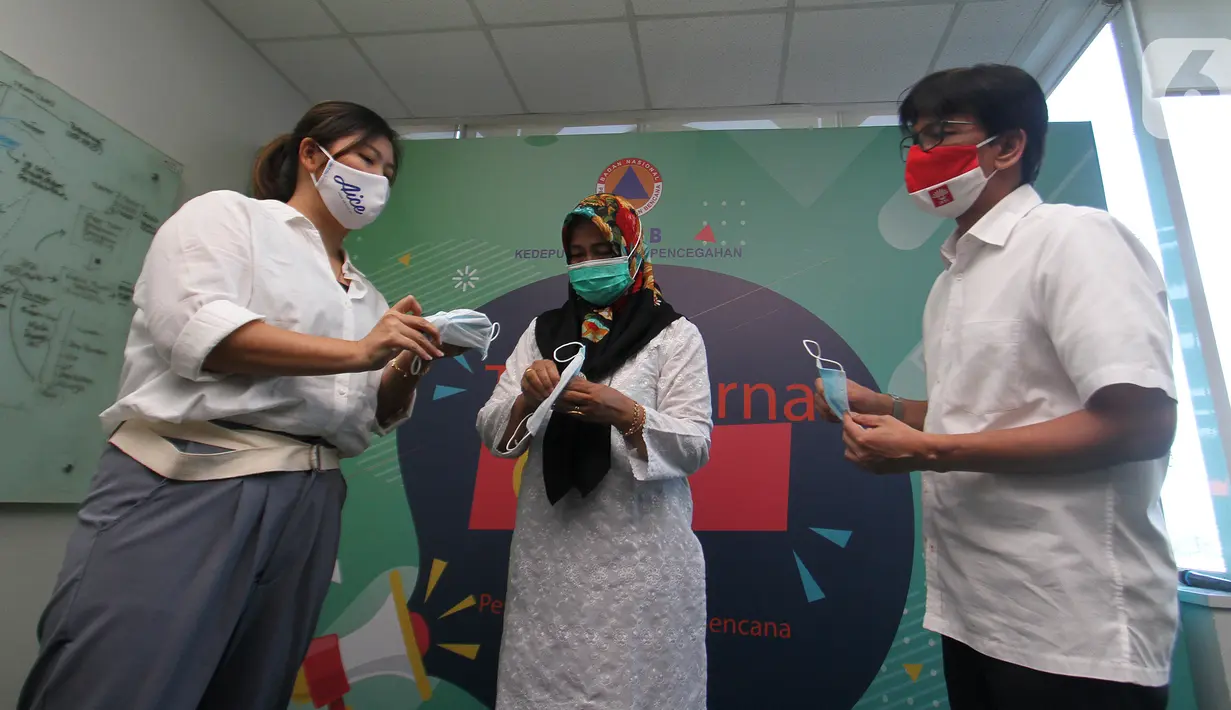(ki-ka) Brand Manager Aice Group Sylvana Zhong, Direktur Kesiapsiagaan BNPB Eny Supartini dan Direktur Peringatan Dini BNPB Afrial Rosya berbincang pada donasi masker melalui BNPB di Jakarta, Rabu (16/9/2020). (Liputan6.com/HO/Agus)