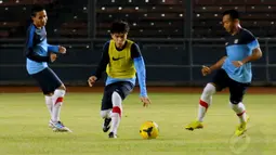 Paulo Sitanggang (tengah) berlatih penguasaan bola bersama dua rekannya di Stadion GBK Jakarta, (3/5/2014). (Liputan6.com/Helmi Fithriansyah)