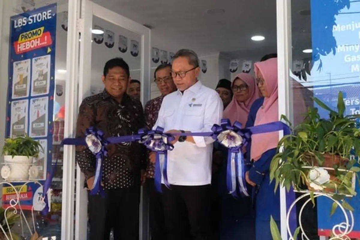 Menteri Perdagangan Zulkifli Hasan  meresmikan Limau Bendi School (LBS) Store dan Kantin Sehat di Kompleks Sekolah Muhammadiyah, Kebayoran Baru, Jakarta Selatan, pada Selasa (1/8/2023). (Dok Kemendag)