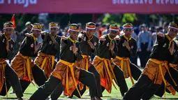 Para penampil saat upacara untuk memperingati HUT Ke-80 Kemerdekaan Indonesia di Banda Aceh pada 17 Agustus 2025. (CHAIDEER MAHYUDDIN/AFP)