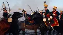 Penggemar sejarah mengenakan kostum menunggang kuda melakukan adegan perang Napoleon yang terkenal di Austerlitz, Republik Ceko (2/12). (AP Photo/Petr David Josek)
