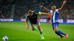 Bek Chelsea, Branislav Ivanovic (kiri) berusaha mengejar bola dari kejaran gelandang porto pada laga Liga Champions di Stadion Dragao, Portugal Rabu (30/9/2015). Porto Menang atas Chelsea dengan skor 2-1. (Reuters/Rafael Marchante)