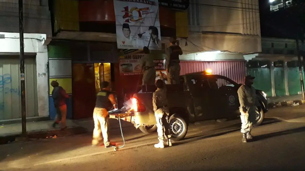 Petugas gabungan panwas dan Satpol PP cabuti atribut kampanye