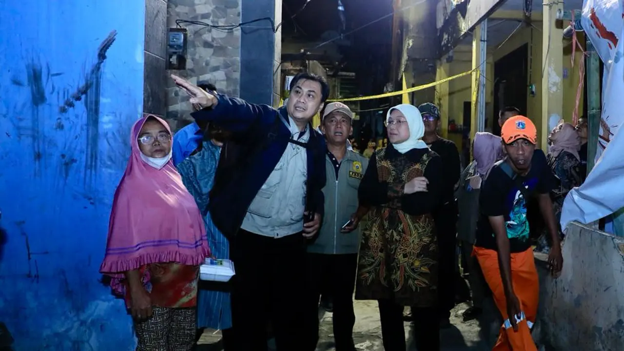 Menteri Ketenagakerjaan, Ida Fauziyah, memberikan program Tenaga Kerja Mandiri (TKM) sebagai bentuk kepedulian bagi korban kebakaran di Mampang Prapatan, Jakarta Selatan