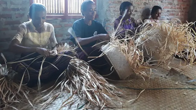 Para ibu-ibu penganyam di rumah Du'Anyam Wulublolong, Solor Timur (Foto: Camelia)