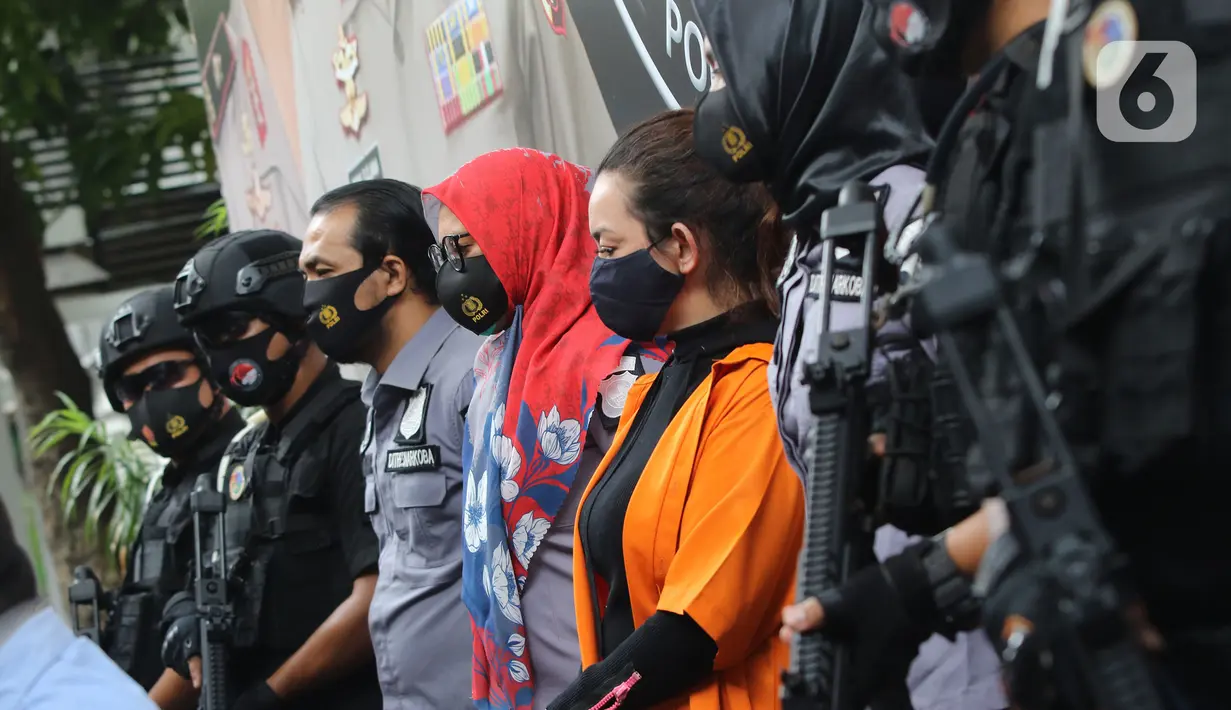 Penyanyi Reza Artamevia (ketiga kanan) saat rilis kasus pengungkapan tindak pidana narkotika di Polda Metro Jaya, Jakarta, MInggu (6/9/2020). Ditresnarkoba Polda Metro Jaya menangkap Reza Artamevia serta mengamankan barang bukti narkotika jenis sabu seberat 0,78 gram. (Liputan6.com/Herman Zakharia)