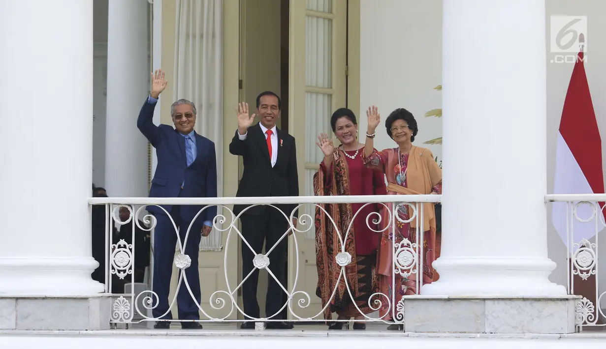 Presiden Joko WIdodo (Jokowi) didampingi Ibu Negara Iriana Joko Widodo berbincang dengan Perdana Menteri Malaysia, Mahathir Mohamad beserta Ibu Negara Siti Hasmah di beranda Istana Bogor, Jawa Barat, Jumat (29/6). (Liputan6.com/Angga Yuniar)