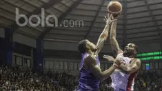 Pebasket Garuda Bandung, Chris Ware, berusaha memasukan bola saat melawan CLS Knights pada laga IBL Regular Season 2017 di C-tra Arena Bandung, Jawa Barat, Minggu (26/2/2017). Garuda kalah 54-57 atas CLS. (Bola.com/Vitalis Yogi Trisna)