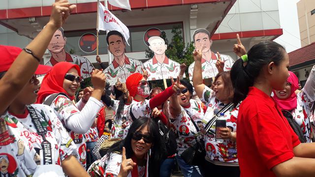 Relawan Gibran menari dan menyanyi di depan Panti Marhaen, Kantor DPD PDI Perjuangan, provinsi Jawa Tengah. (Foto: Liputan6.com/Felek Wahyu)